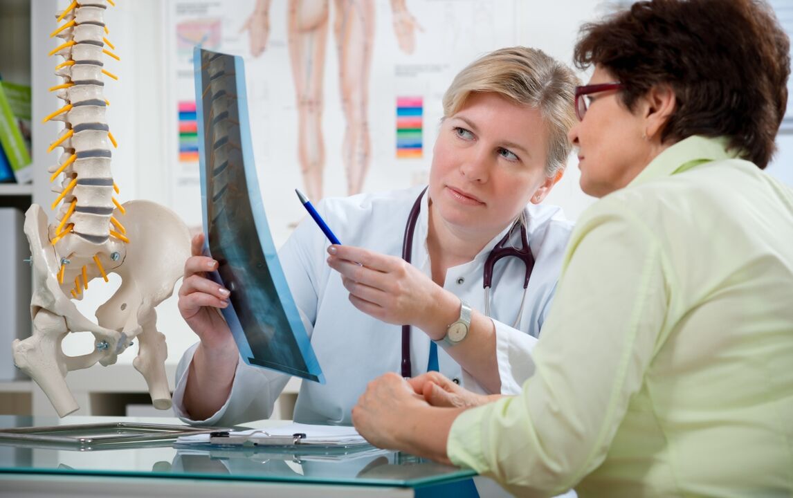 lekarz daje zalecenia dotyczące osteochondrozy szyjnej